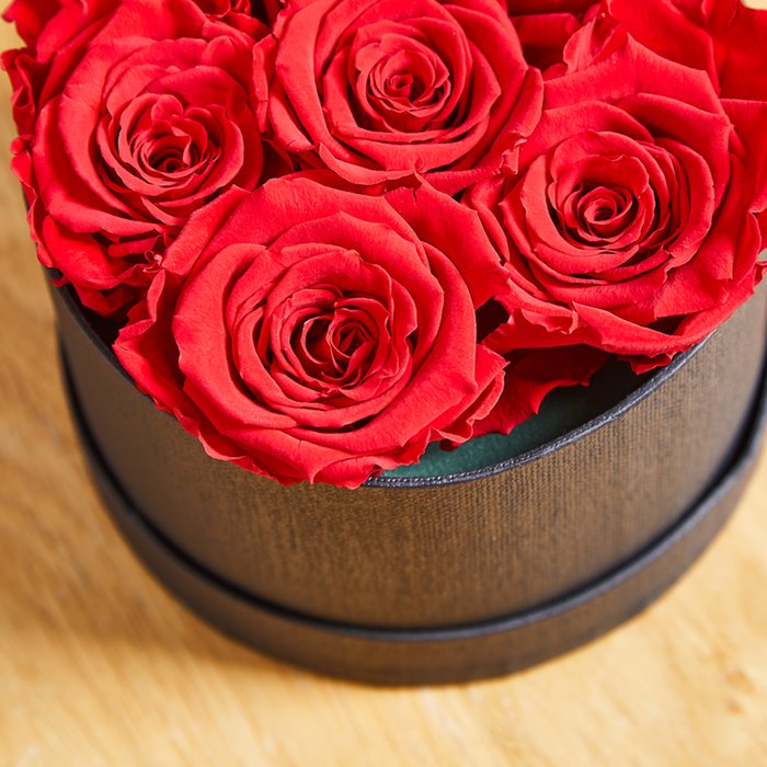 Deluxe Eternity Roses Petit Box Moonpig
